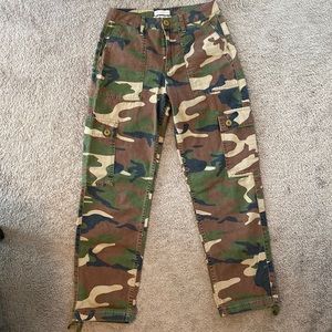 Urban Outfitters - Camo cargo pants - US 2/UK 6